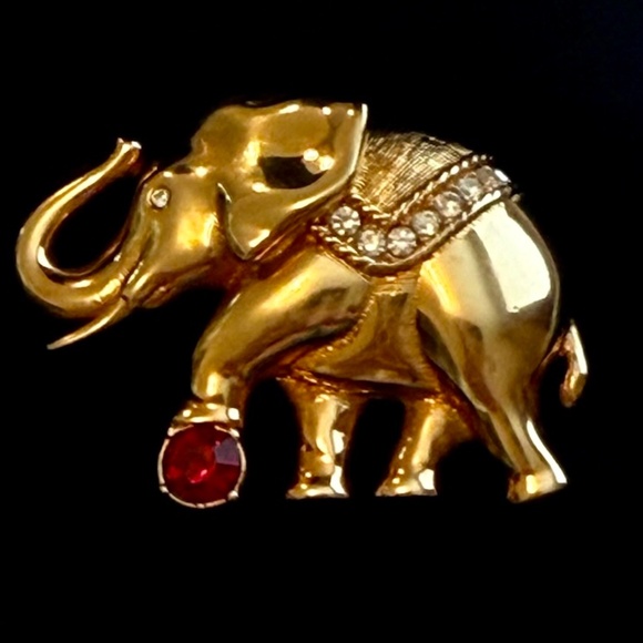Swarovski Gold Tone red and white Crystal Elephant Brooch Pin, Swan Logo Signed - Picture 4 of 7